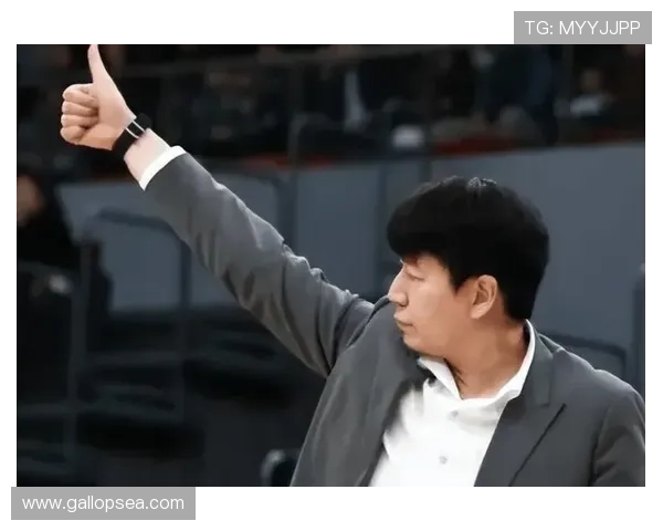 邱彪与全队击掌庆祝氛围热烈